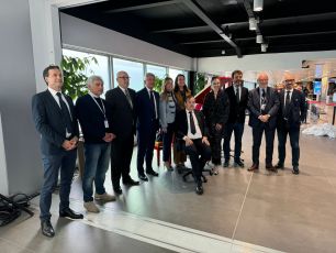 Genova, la Fondazione Pallavicino dona un pianoforte ispirato al colore rosso della Formula 1 all'aeroporto Cristoforo Colombo