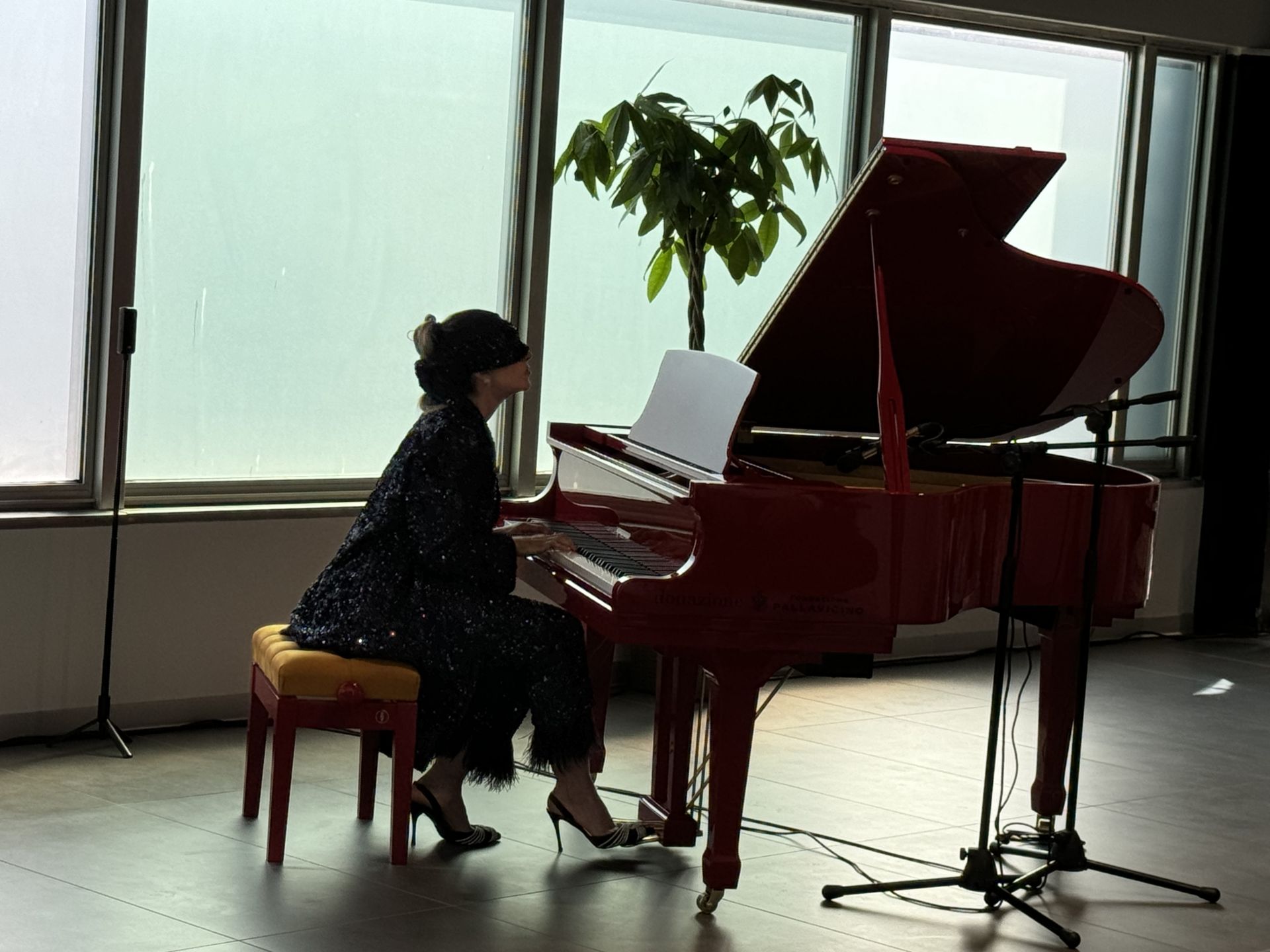 Genova, Guenda Goria inaugura il pianoforte donato dalla Fondazione Pallavicino all'aeroporto Colombo