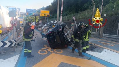 Paura all'uscita di Genova Est, auto si ribalta sul casello