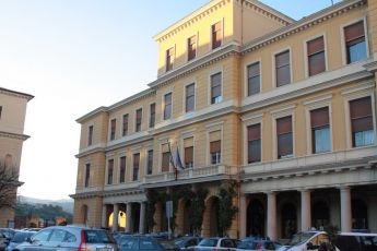 Controlli in un ex albergo a Sanremo, trovati irregolari con precedenti