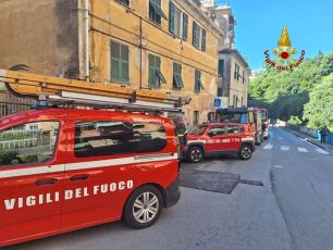 Genova, incendio in un appartamento di via Fereggiano: bimba di un anno al pronto soccorso