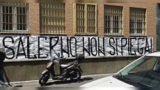 Caos serie B, tifosi Salernitana a Milano davanti alla Lega con striscione: "Salerno non si piega"