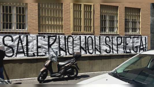 Caos serie B, tifosi Salernitana a Milano davanti alla Lega con striscione: "Salerno non si piega"