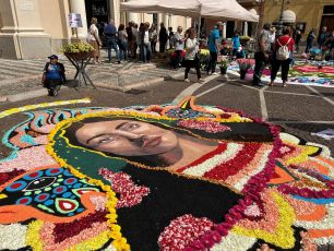 Pietra Ligure: lo spettacolo dell'Infiorata con l'arte dei maestri di Ranzi tra le vie e la basilica 