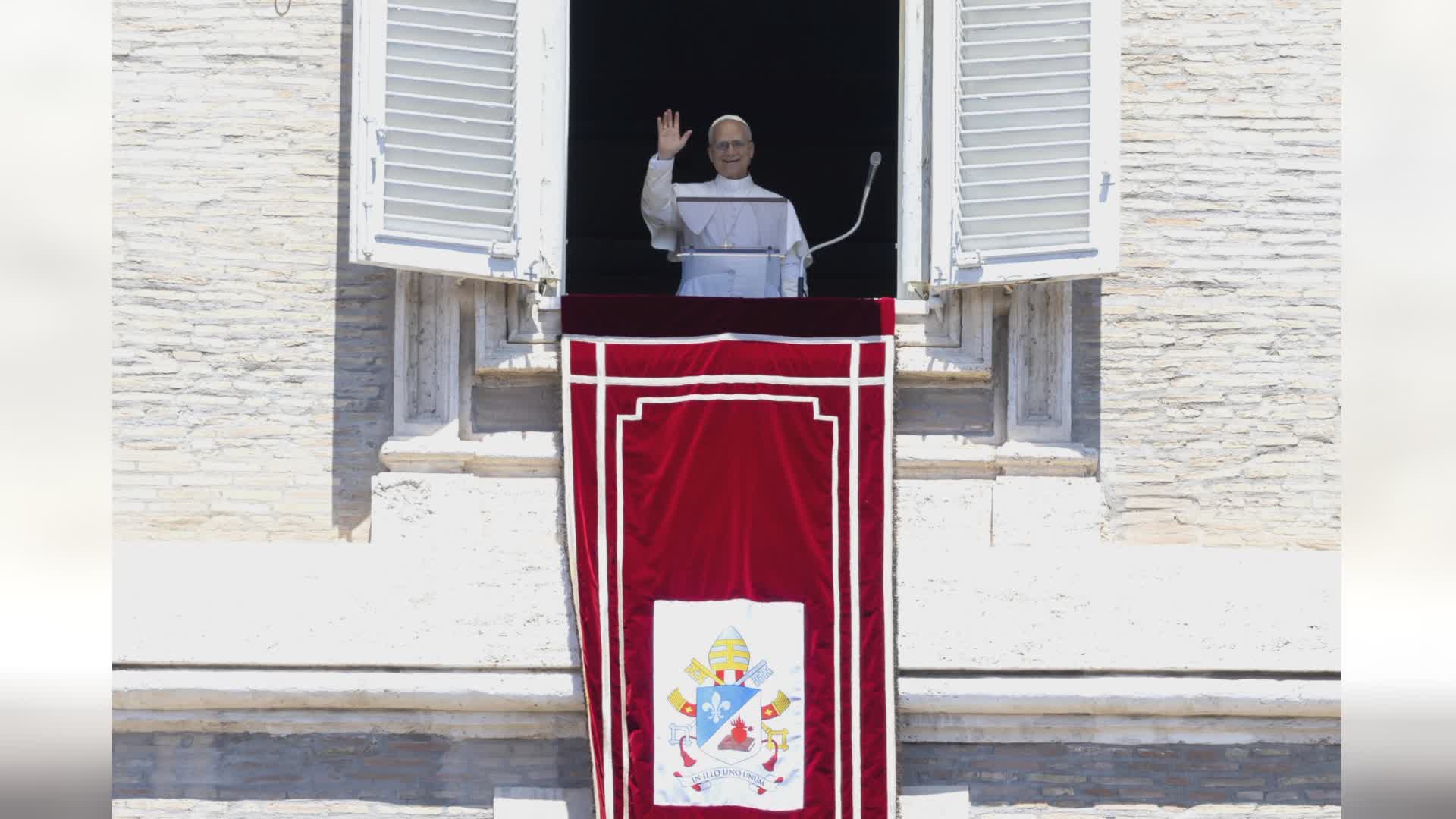 Leone XIV saluta i cresimandi di Genova accompagnati in piazza San Pietro dall'arcivescovo Tasca