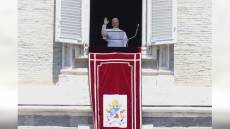 Leone XIV saluta i cresimandi di Genova accompagnati in piazza San Pietro dall'arcivescovo Tasca