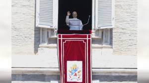 Leone XIV saluta i cresimandi di Genova accompagnati in piazza San Pietro dall'arcivescovo Tasca
