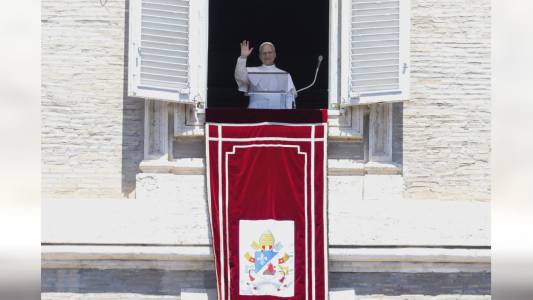 Leone XIV saluta i cresimandi di Genova accompagnati in piazza San Pietro dall'arcivescovo Tasca