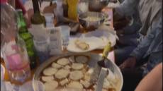 Cena condivisa, una tavolata lunga un centro storico: oltre 4mila persone tra residenti e turisti