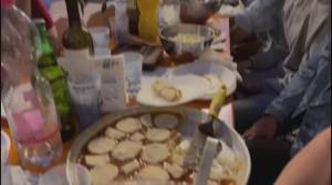 Cena condivisa, una tavolata lunga un centro storico: oltre 4mila persone tra residenti e turisti