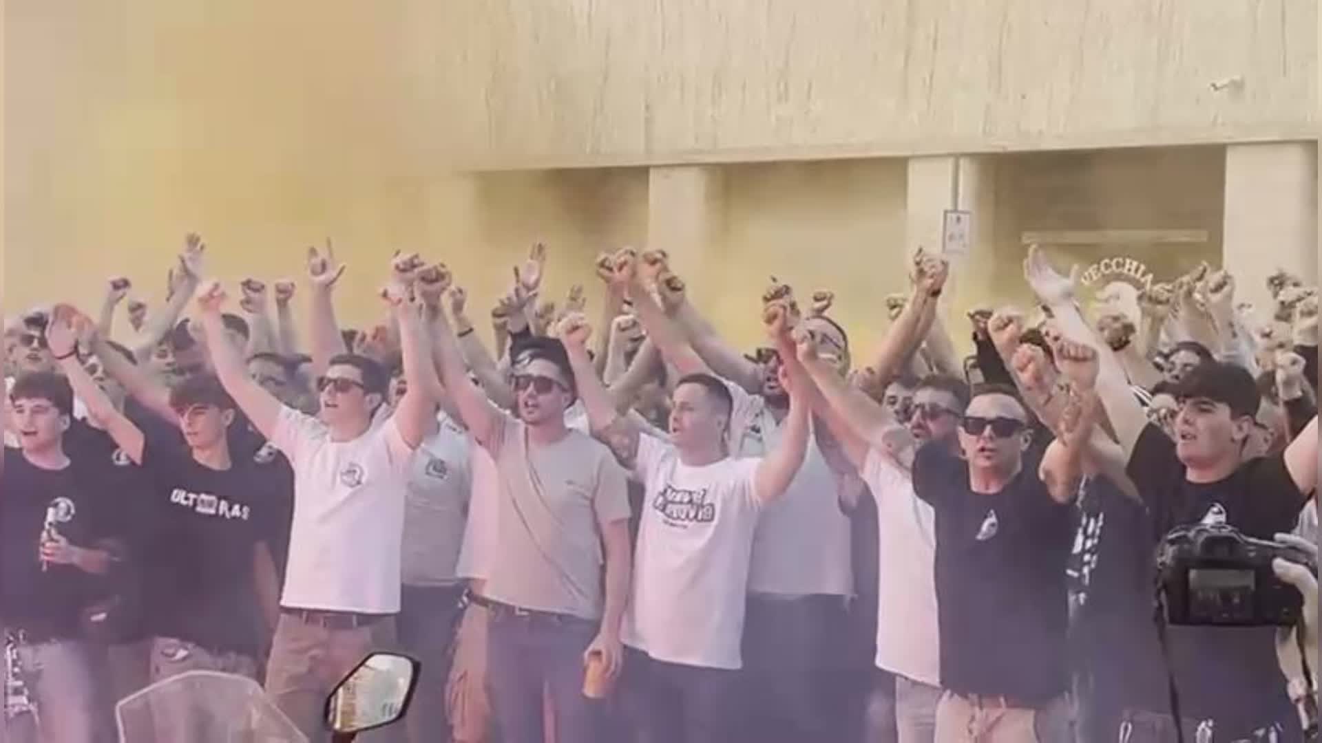 Serie B, Spezia 'scortato' dai tifosi dall'hotel al Picco per la semifinale-promozione col Catanzaro
