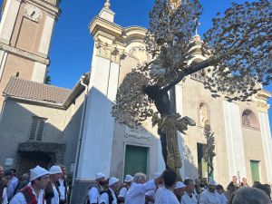 Serra Riccò: in processione il crocefisso più pesante della Liguria
