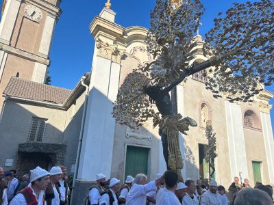 Serra Riccò: in processione il crocefisso più pesante della Liguria
