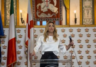 Silvia Salis, le prime parole da sindaca: "A Genova c'era bisogno di un vento nuovo. Dedico la vittoria a mio padre"