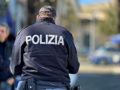 Spray urticante e scippo in strada, arrestati due giovani a Genova