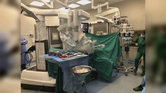 Gaslini, primo intervento al mondo che combina robotica ed Ecmo su bimbo di 2 anni con malformazione tracheale congenita