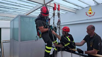 Uomo obeso rischia la vita, i vigili del fuoco lo trasportano in ambulanza con tecniche da alpinismo