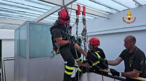Uomo obeso rischia la vita, i vigili del fuoco lo trasportano in ambulanza con tecniche da alpinismo
