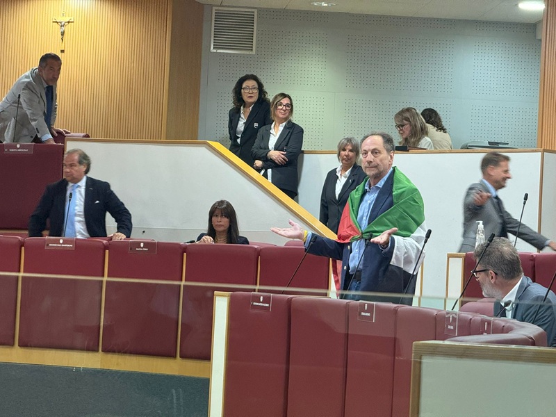 Consiglio Regionale, Gianni Pastorino indossa la bandiera della Palestina in aula: "Solidarietà a un popolo sotto attacco"