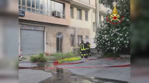 Fumo da un deposito a Sampierdarena, vigili del fuoco scoprono incendio sottoterra