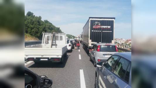 Scontro tra mezzi pesanti sulla A10, traffico paralizzato tra Ventimiglia e Imperia