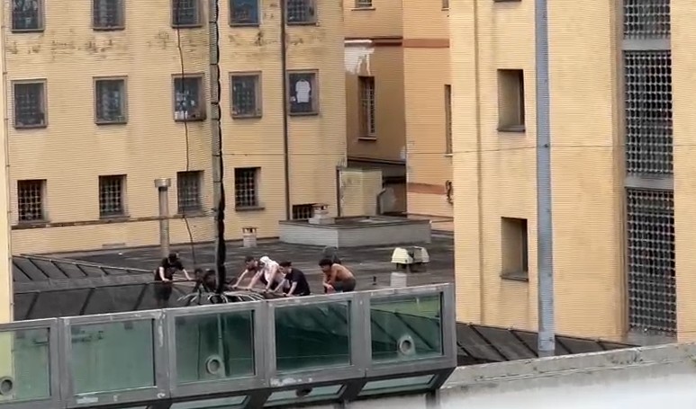Caos nel carcere di Marassi, due agenti feriti. Rivolta per vendetta dopo presunta violenza sessuale