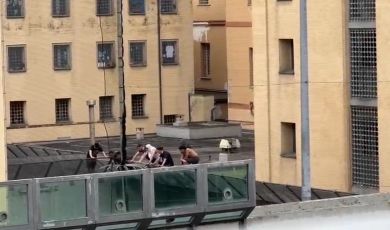 Caos nel carcere di Marassi, due agenti feriti. Rivolta per vendetta dopo presunta violenza sessuale