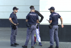 Genova, aggredisce dipendente del supermercato per poi fuggire: fermato da un passante