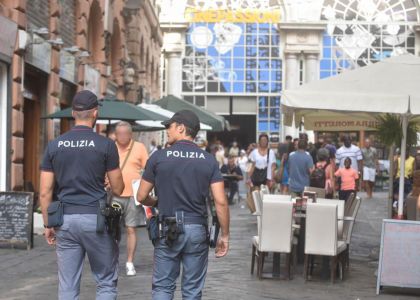 Fermato con droga e una banconota falsa, denunciato a Genova