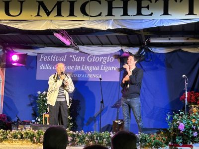 Albenga: Festival della canzone in lingua ligure, trionfo di Mike fC con il novantenne Guido Perata