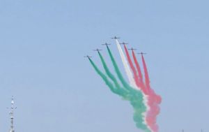 Nave Vespucci e Presidente Mattarella a Genova, l'omaggio delle Frecce Tricolori nel cielo della città