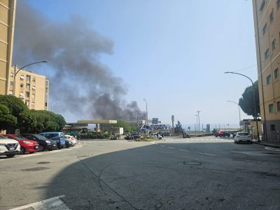 Fumo denso a Voltri, intervento dei vigili del fuoco nell’ex capannone Costaguta