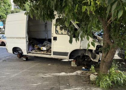 Cornigliano, ripulito il posteggio di via Bagnara: rimossi veicoli e rifiuti