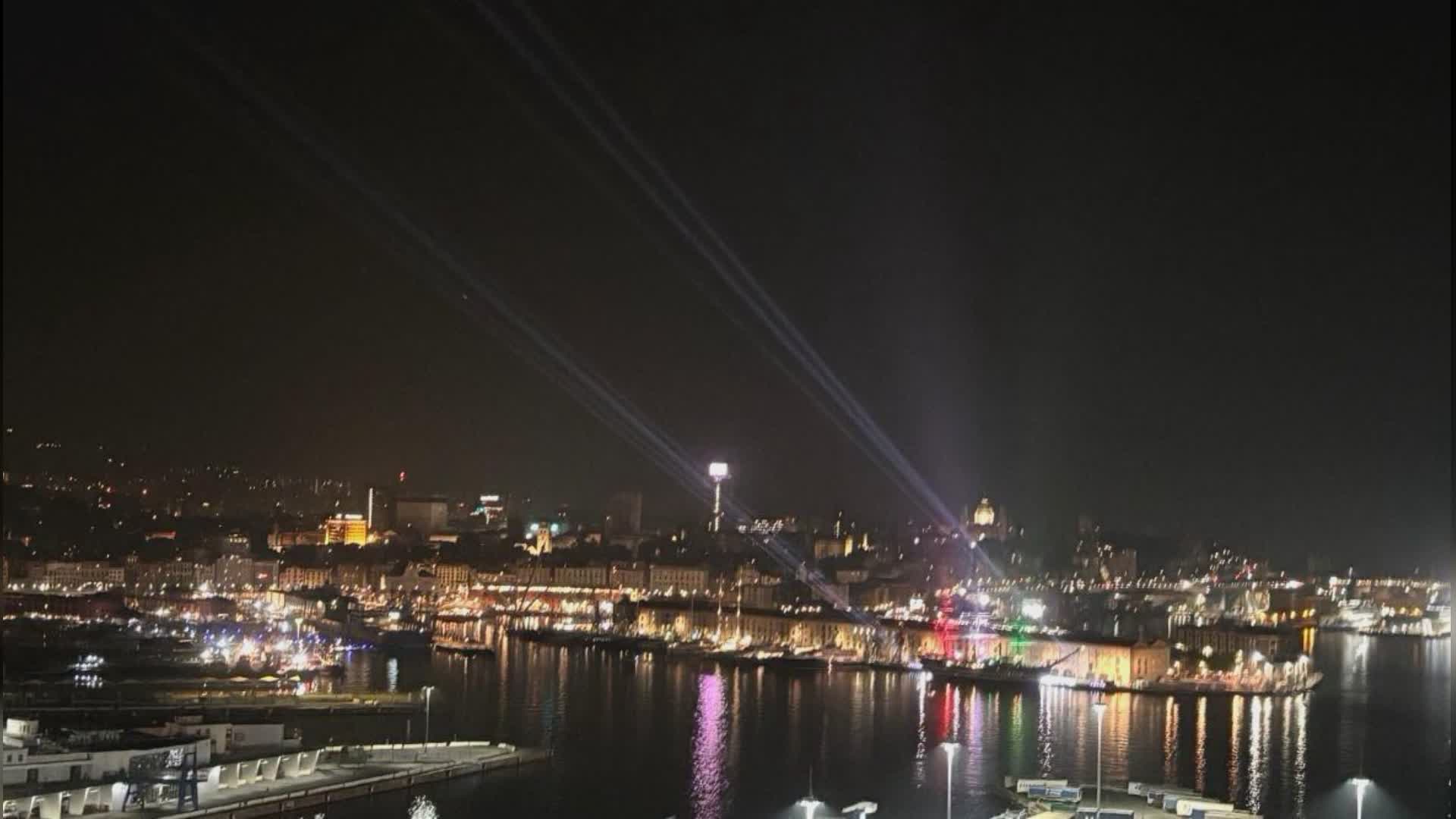 Ultima notte di luci per la Vespucci, domani salpa verso il Mediterraneo