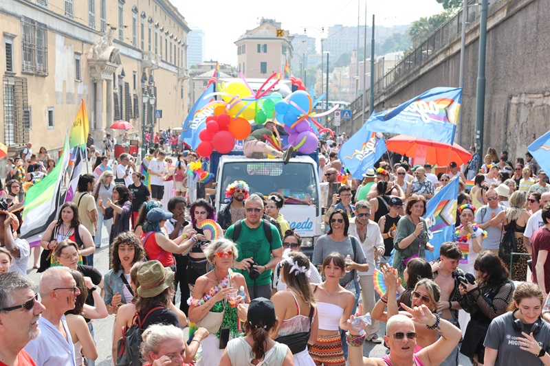 Liguria Pride, il corteo degli 'Inestirpabili'. Sindaca Salis: "Presto anche a Genova il riconoscimento di figli nati da due mamme"