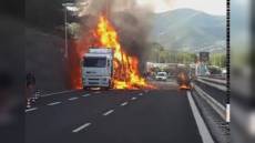Tir in fiamme sulla A7: chiuse due corsie in direzione Genova