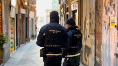 Pestaggi nei locali della municipale, quindici agenti sotto inchiesta per lesioni e appropriazione di denaro e droga