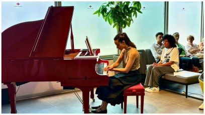 Musica tra i voli, il recital di Eleni Koço incanta il terminal dell’aeroporto di Genova
