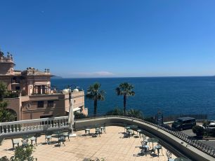 Sole e caldo estivo in Liguria, solo qualche nube pomeridiana sui rilievi di Ponente