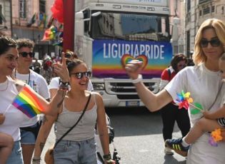 Genova, l'amministrazione Salis registra 11 bambini nati da coppie di donne 