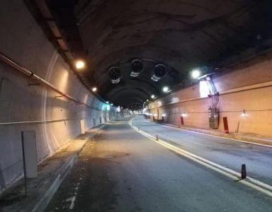 Tragedia nel pomeriggio alla Spezia, un morto e traffico paralizzato all’uscita della galleria Marinasco