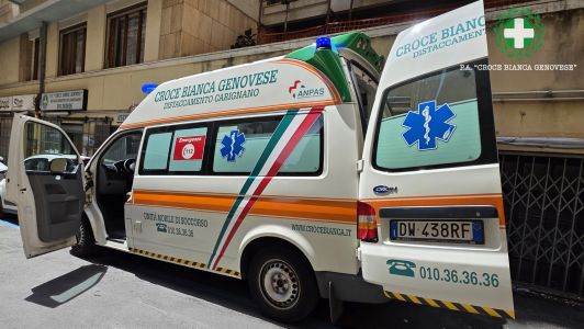 Genova, scontro tra scooter in largo Zecca: in due al pronto soccorso