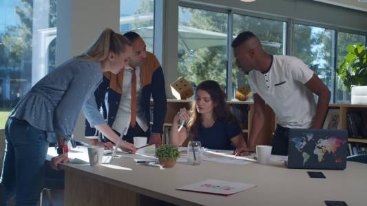 Medie imprese, Italia senza rivali per produttività: ma spaventa l'impatto dei dazi