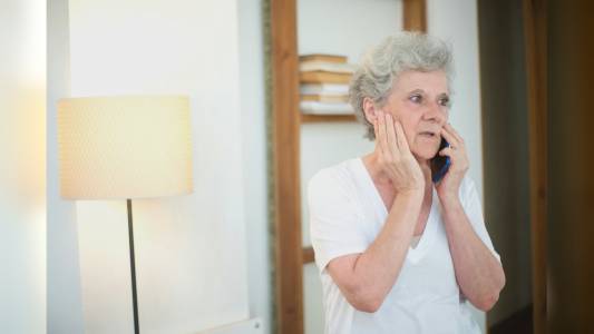 Anziana sola non riesce a procurarsi i farmaci, la polizia locale di Genova accorre in suo aiuto