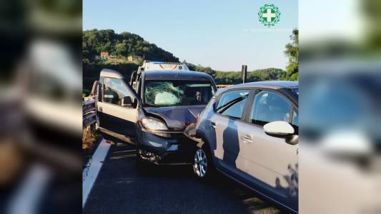 Tamponamento sulla A7, auto incastrata sotto un'altra: tre feriti