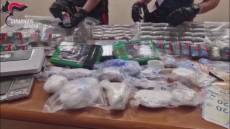 Nascondeva quasi 30 kg di hashish e cocaina nel divano e in frigo: arrestato 29enne