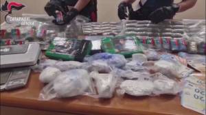 Nascondeva quasi 30 kg di hashish e cocaina nel divano e in frigo: arrestato 29enne