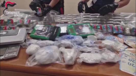 Nascondeva quasi 30 kg di hashish e cocaina nel divano e in frigo: arrestato 29enne