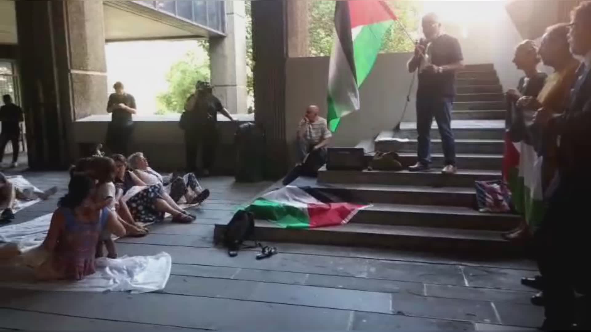 Genova: protesta pro Palestina, flash mob davanti al consiglio regionale
