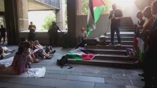 Genova: protesta pro Palestina, flash mob davanti al consiglio regionale